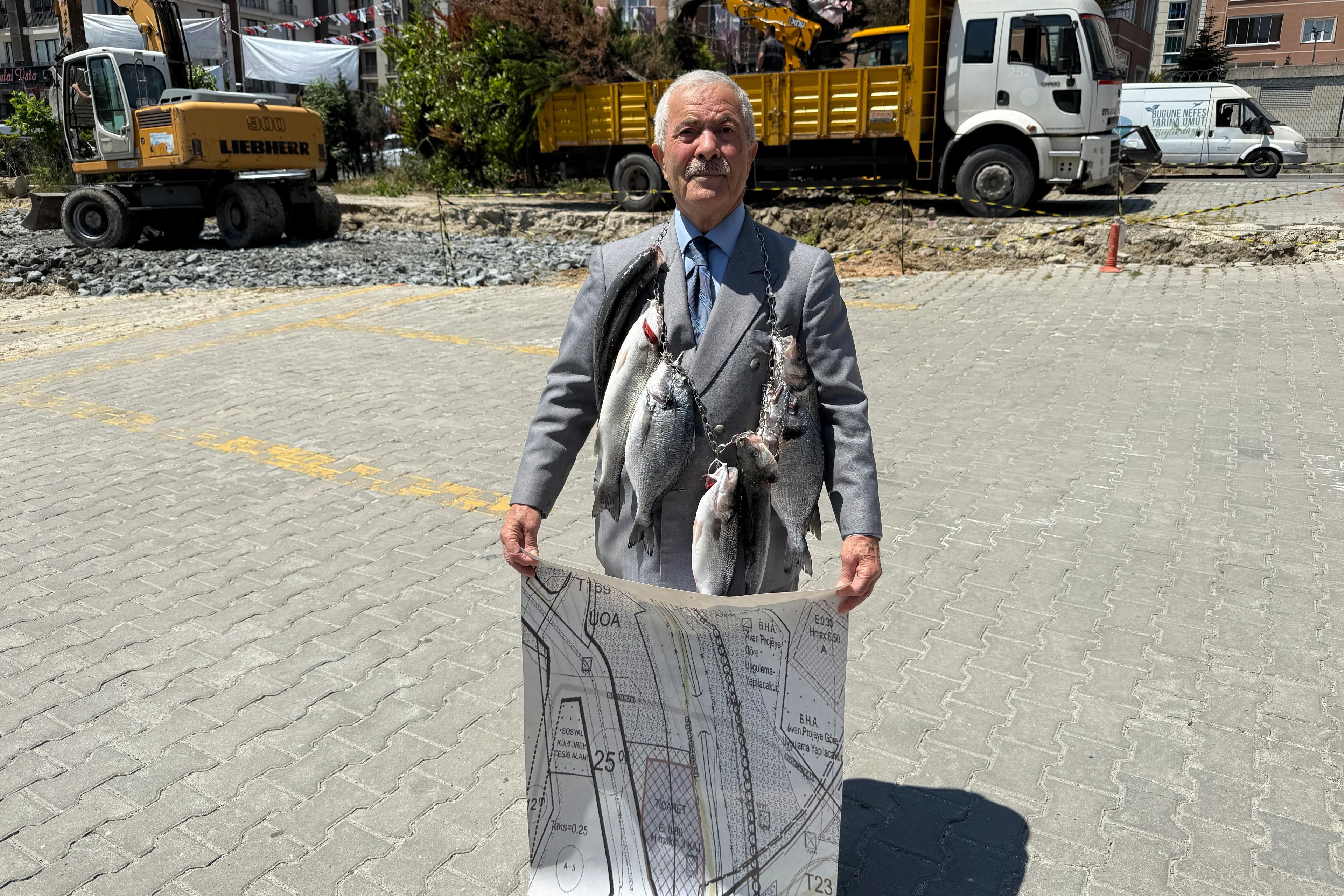 Balıkçı Kenan boynuna astığı balıklarla İmamoğlu'nu ve Özgür Özel'i protesto etti
