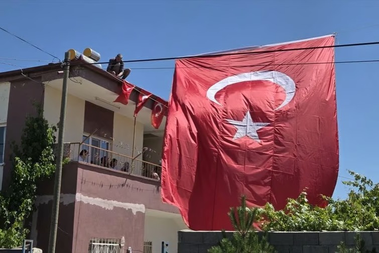 Baba evine Türk Bayrağı asıldı