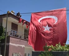 Şehitlerimizin baba evine Türk Bayrağı asıldı