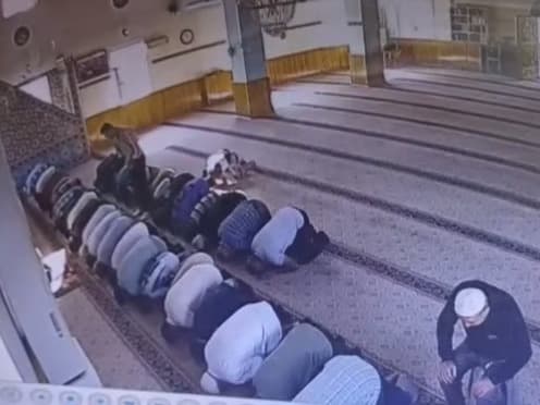Namaz kılan komşusunu bıçakladı