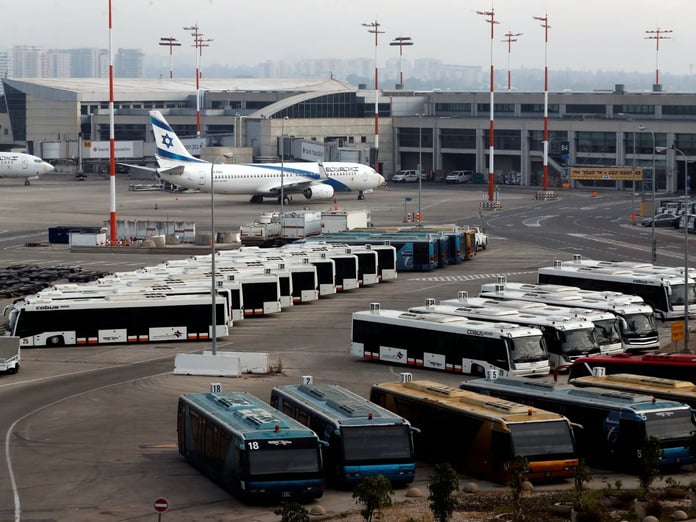 Tel Aviv’deki Ben Gurion Havalimanı’nda kargodan çıkan duman panik yarattı