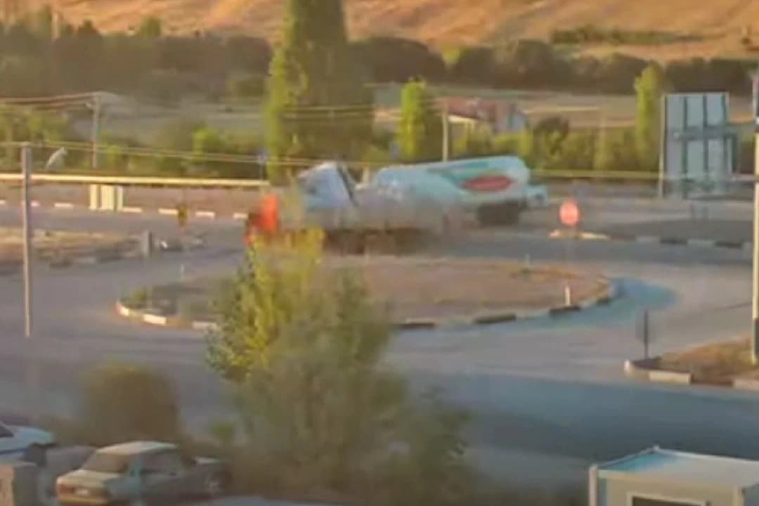 Isparta'da kamyon ile tanker çarpıştı: 3 yaralı