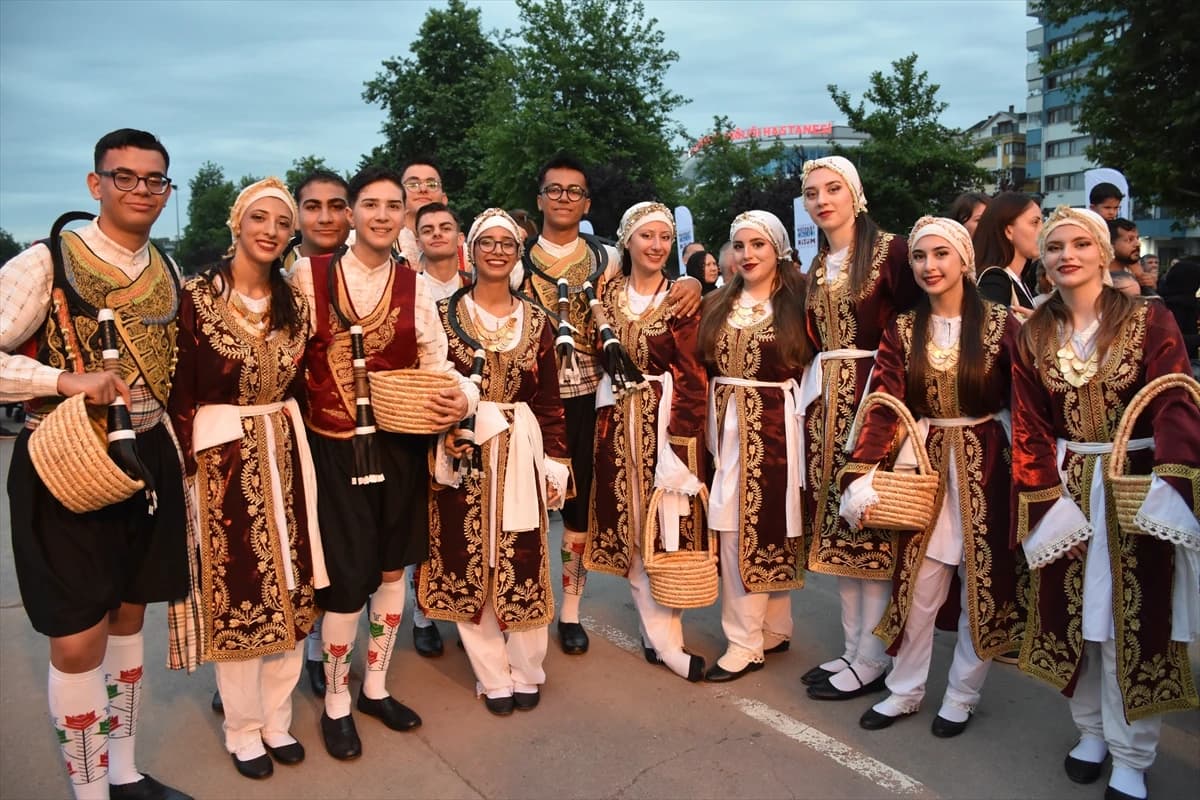 Dünya Trabzon’da horona durdu: 4. Uluslararası Horon ve Müzik Festivali başladı
