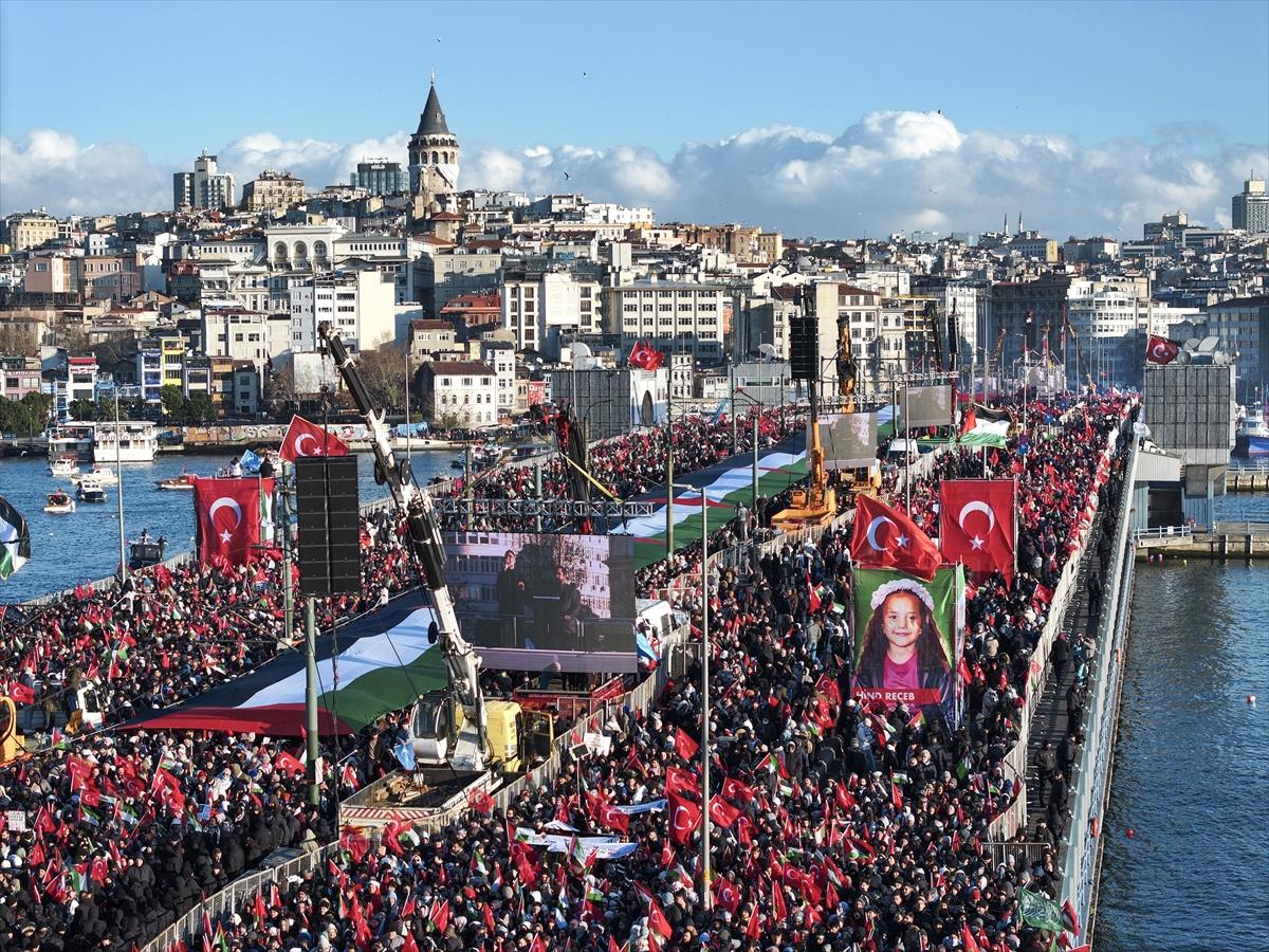 Galata Kulesi’nden tarihi kareler: İstanbul kırmızı-beyaza büründü
