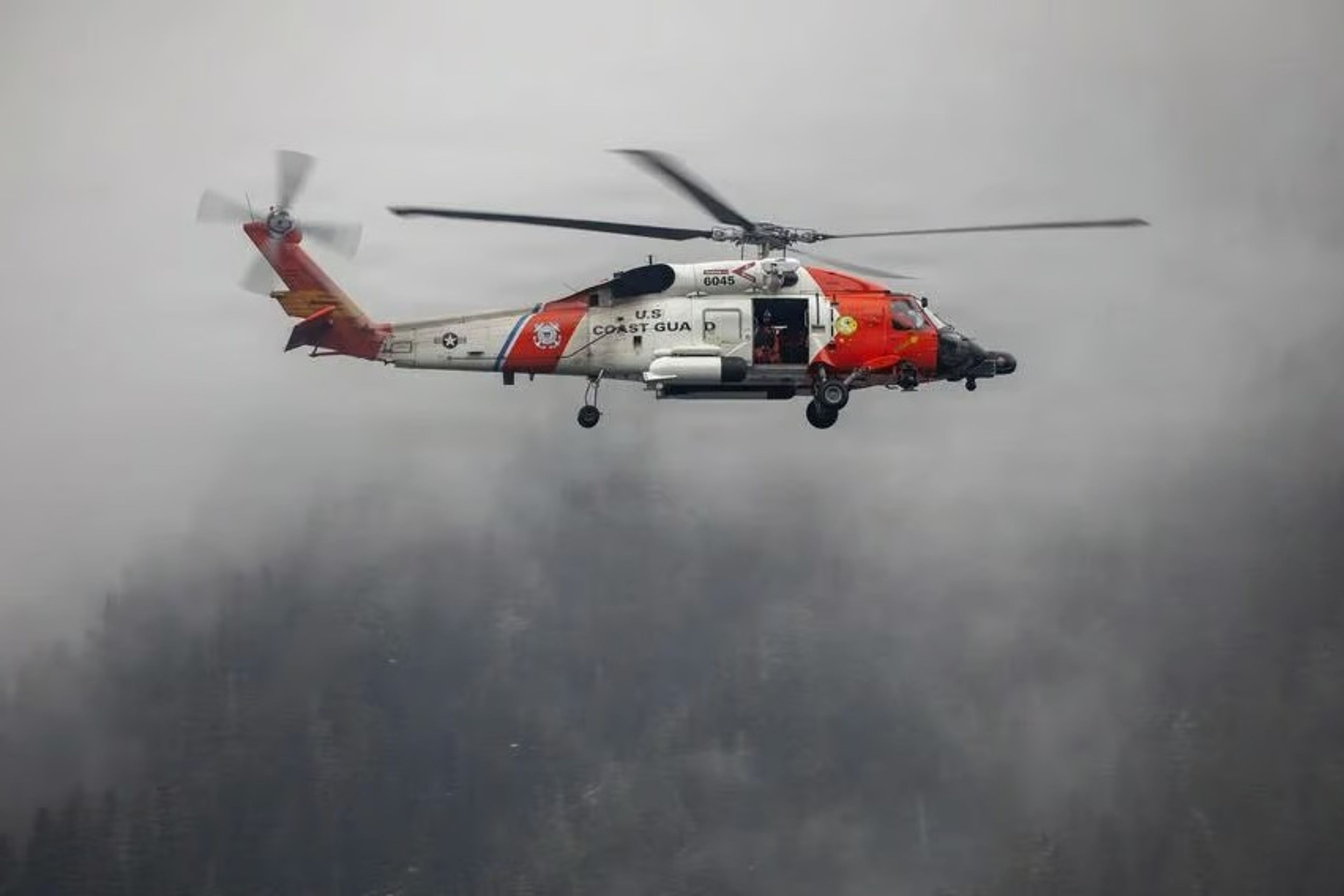 ABD Sahil Güvenliği helikopteri Alaska'da düştü: 4 kişilik mürettebat kurtuldu