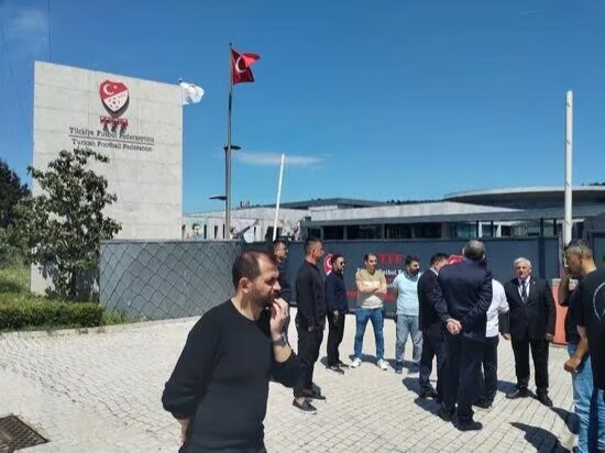 TFF'nin  yaş sınırı kararına tepkiler çığ gibi büyüyor: Futbolcular Riva'ya yürüdü