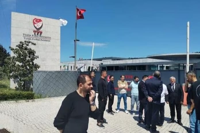 TFF'nin  yaş sınırı kararına tepkiler çığ gibi büyüyor: Futbolcular Riva'ya yürüdü