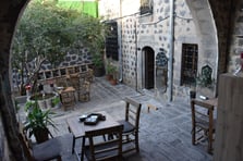 450 yıllık tarihi evi restore edip kafe açtı