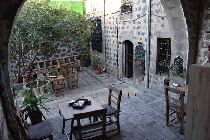 450 yıllık tarihi evi restore edip kafe açtı