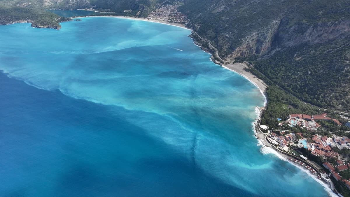 Muğla Fethiye'de sağanak yağış sonrası Ölüdeniz turkuaz renge büründü