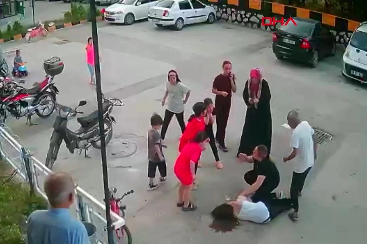 Ecrin’den çocuklara pasta ve oyuncak sürprizi