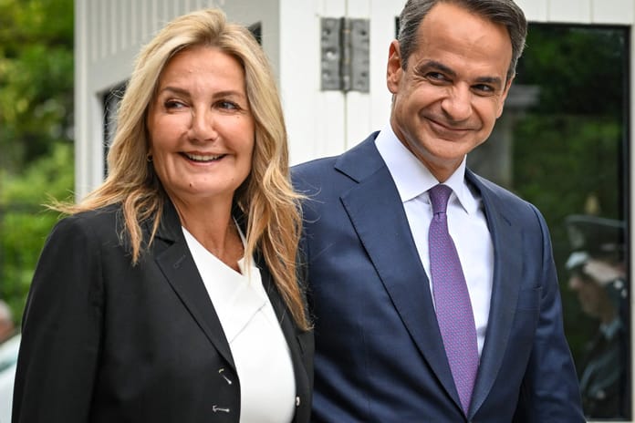 Yunanistan'da başbakan Miçotakis’in eşi milyonluk daire iddialarını yalanladı