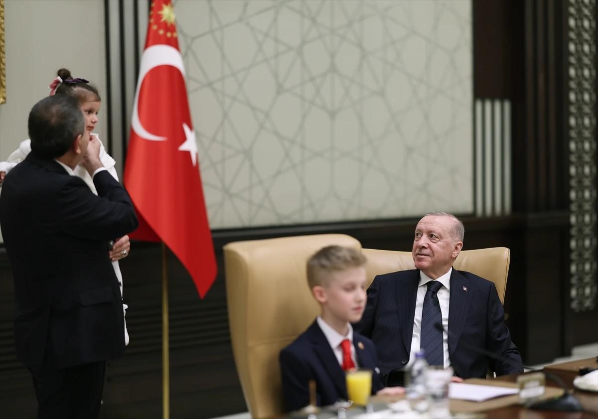 Cumhurbaşkanı Erdoğan 23 Nisan dolayısıyla çocukları makamında ağırladı