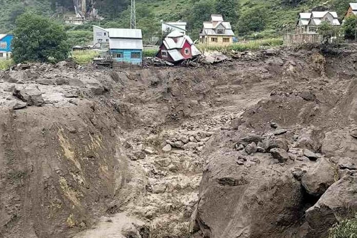 Cammu Keşmir’de meydana gelen yoğun yağışlarda çok sayıda kişi hayatını kaybetti