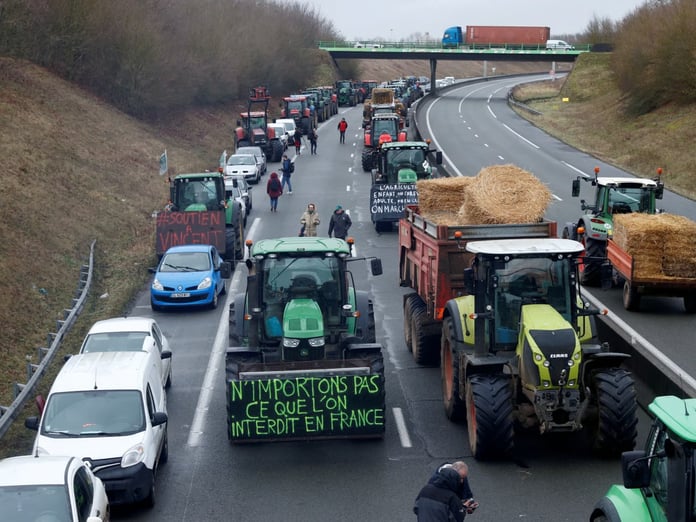 Fransız çiftçiler ile hükümet arasındaki kriz derinleşiyor