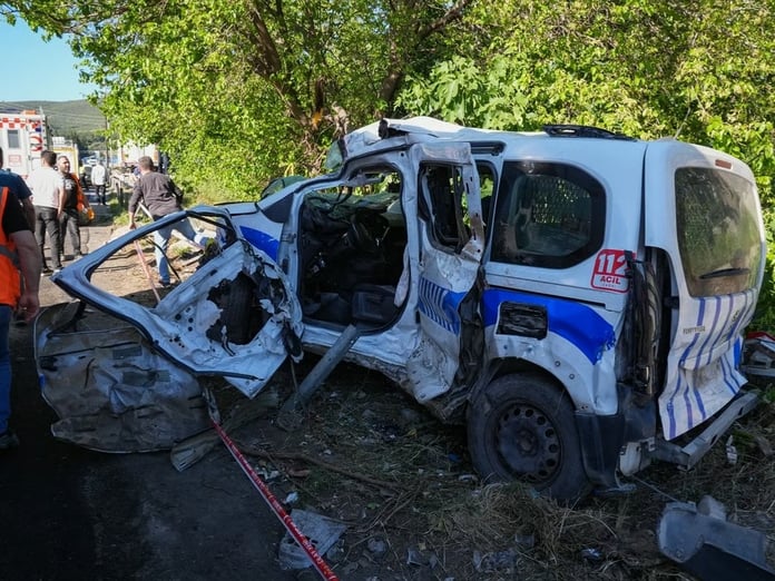 İzmir'de freni patlayan tır dehşet saçtı: 1 polis şehit, 2 ölü, 4 yaralı