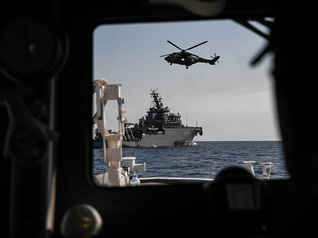TCG Işın görev başında! Girne'deki faciada 20 kayıp aranıyor 
