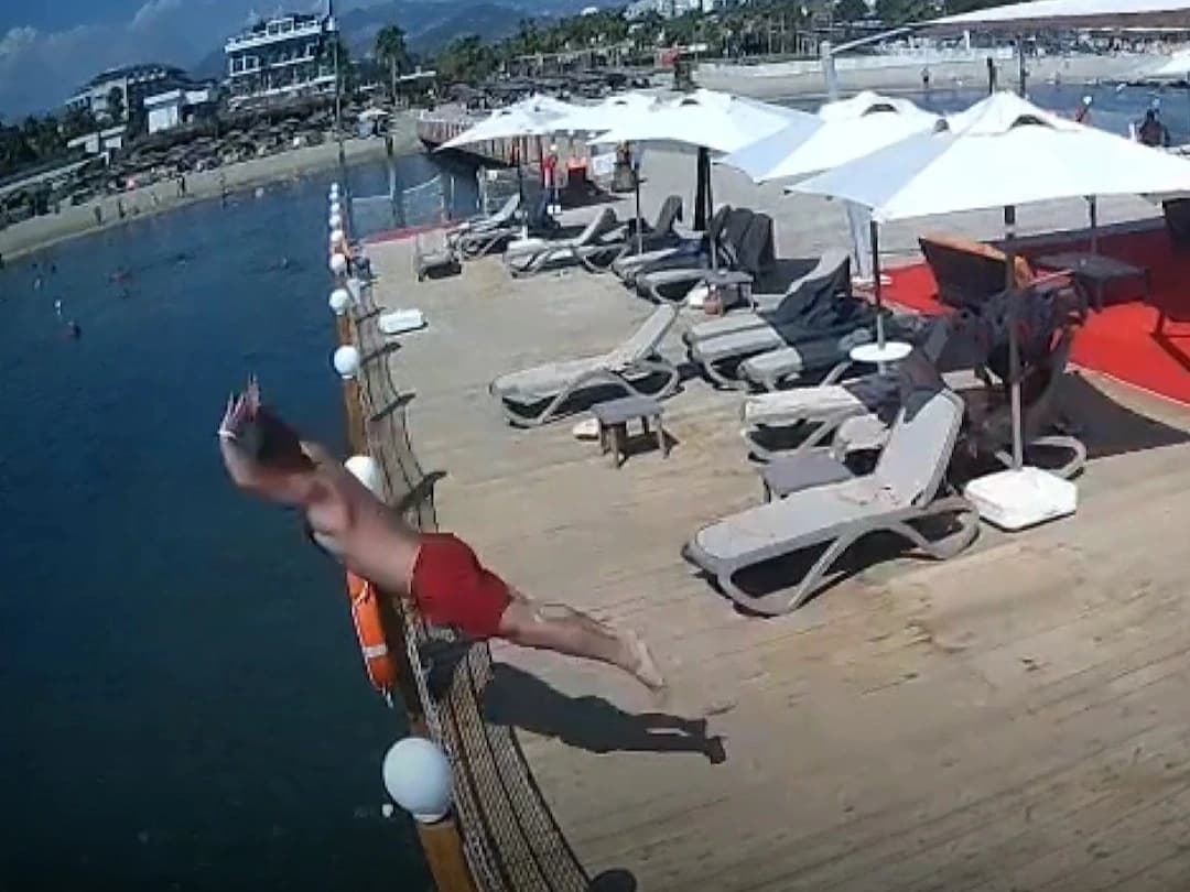 Sığ suya atlayan tatilci hayatını kaybetti
