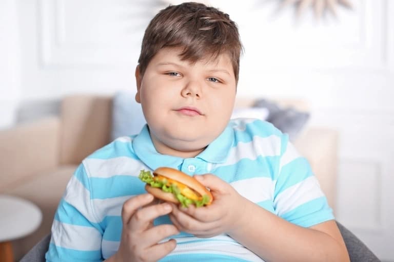 Türkiye çocukluk çağı obezitesinde Avrupa birincisi oldu! Uzmanlar uyardı: O alışkanlıklar çocukları obeziteye sürüklüyor