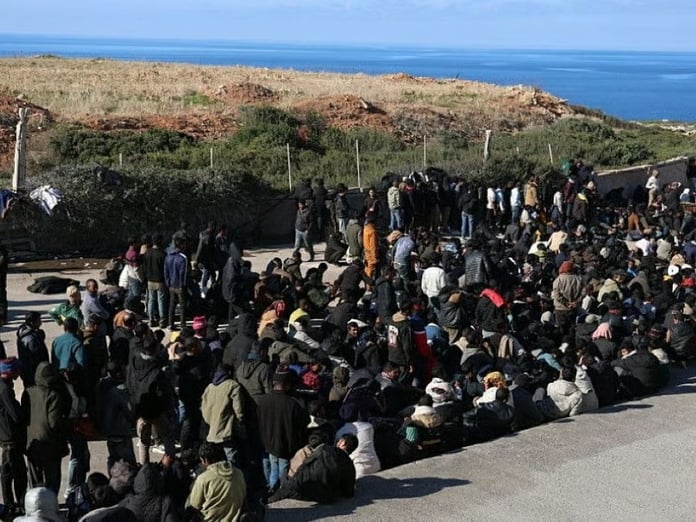 Girit açıklarında 300'den fazla göçmen kurtarıldı