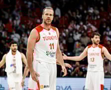 Milli basketbolcu Oğuz Savaş parkelere veda etti