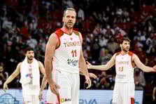 Milli basketbolcu Oğuz Savaş parkelere veda etti