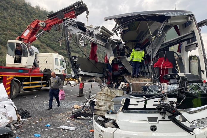 Osmaniye'de katliam gibi kaza! Yolcu otobüsü tıra çarptı 