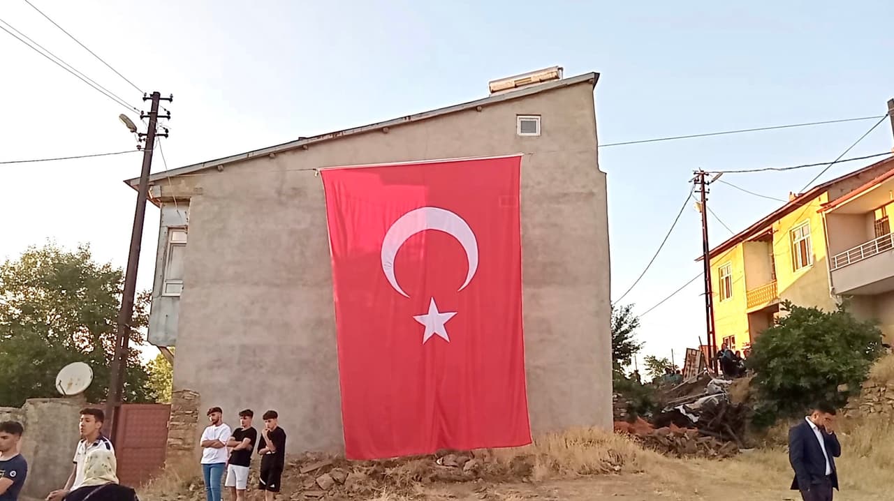 Şehitlerimizin baba evine Türk Bayrağı asıldı