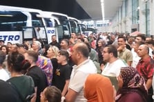 Ankara'da duygu dolu anlar: Askere giden genci yalnız bırakmadılar