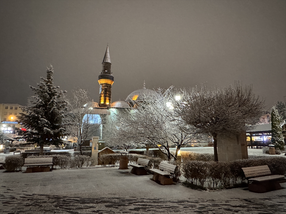 Bahar beklerken kış geri döndü: Erzurum beyaza büründü