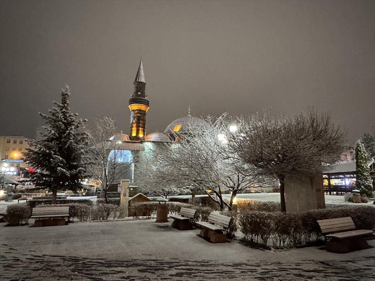 Bahar beklerken kış geri döndü: Erzurum beyaza büründü