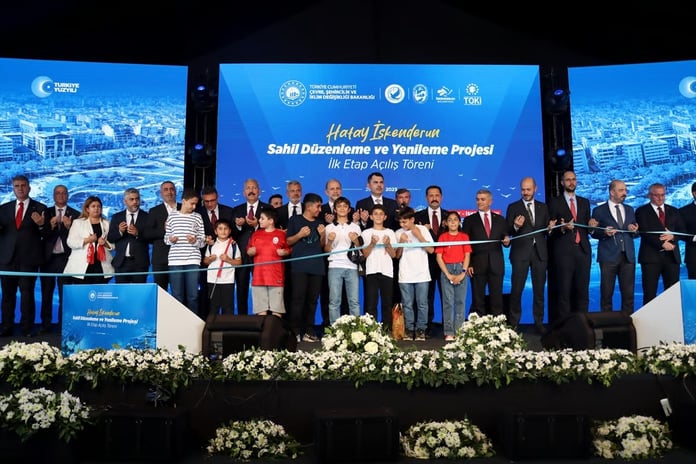 Bakan Kurum Hatay'da konuştu: Sındırgı depremi hasar tespiti ve İskenderun Sahil Projesi vurgusu
