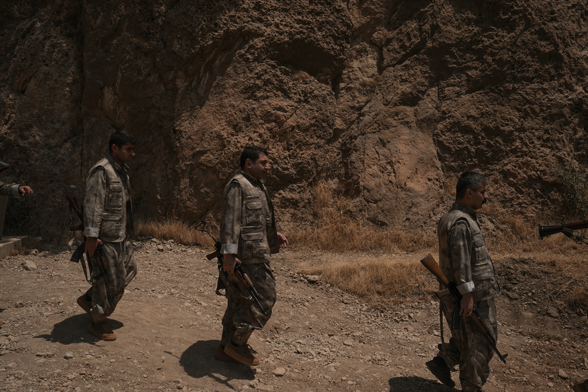 PKK'dan bir grup silahlarını imha etti
