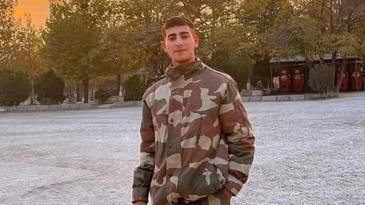 Şehitlerimizin baba evine Türk Bayrağı asıldı