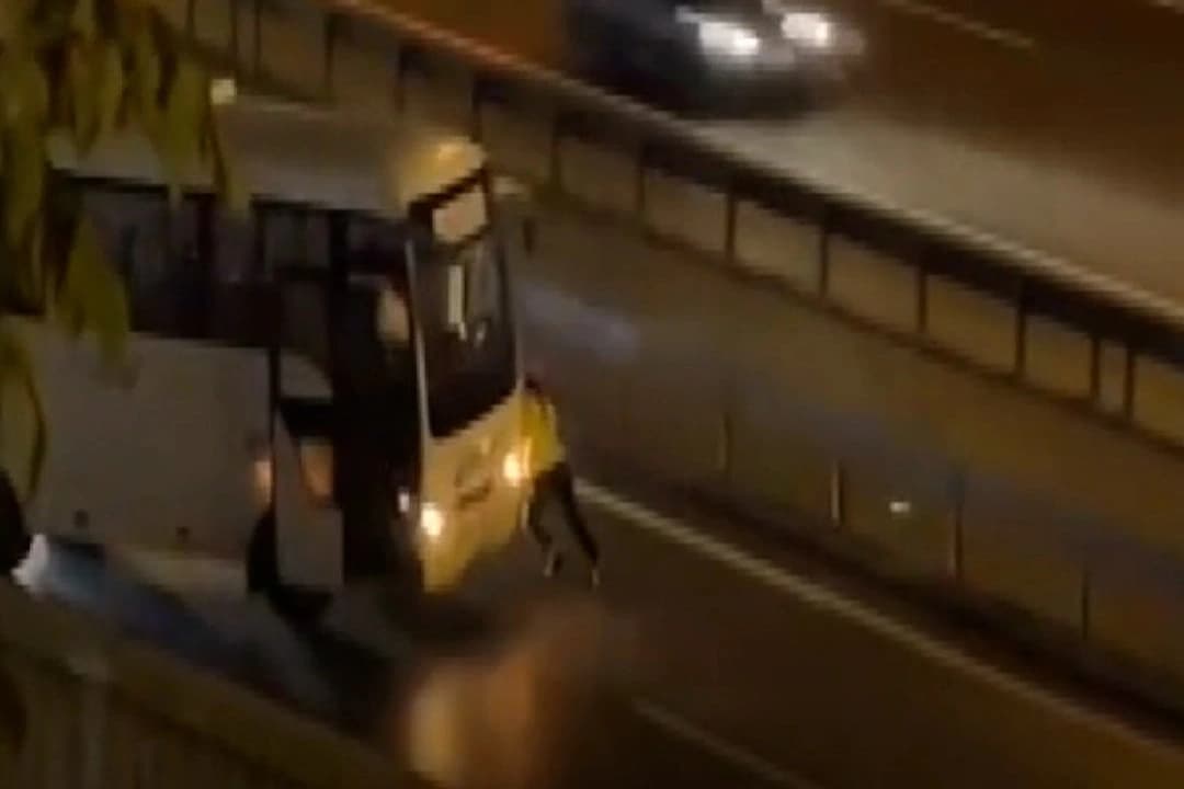 Kadın polis midibüsü tek başına itti