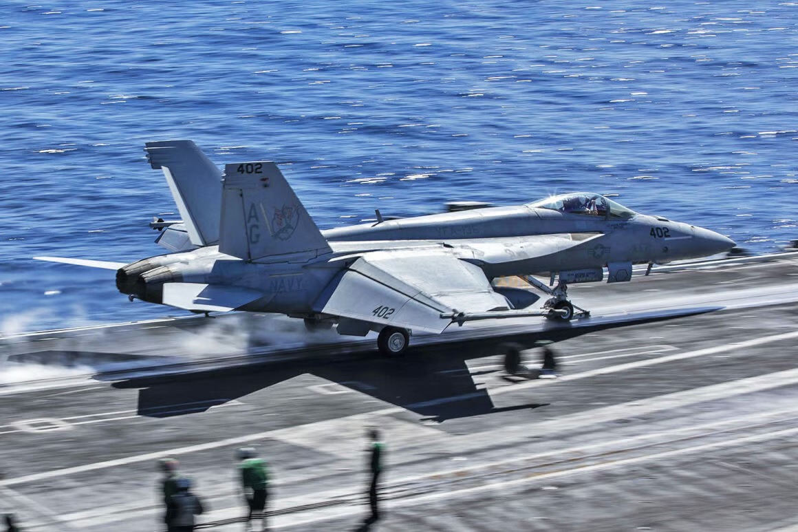 F/A-18 savaş uçağı Husi saldırılarından kaçarken düştü