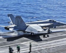 Husi saldırılarından kaçan Amerikan savaş uçağı düştü