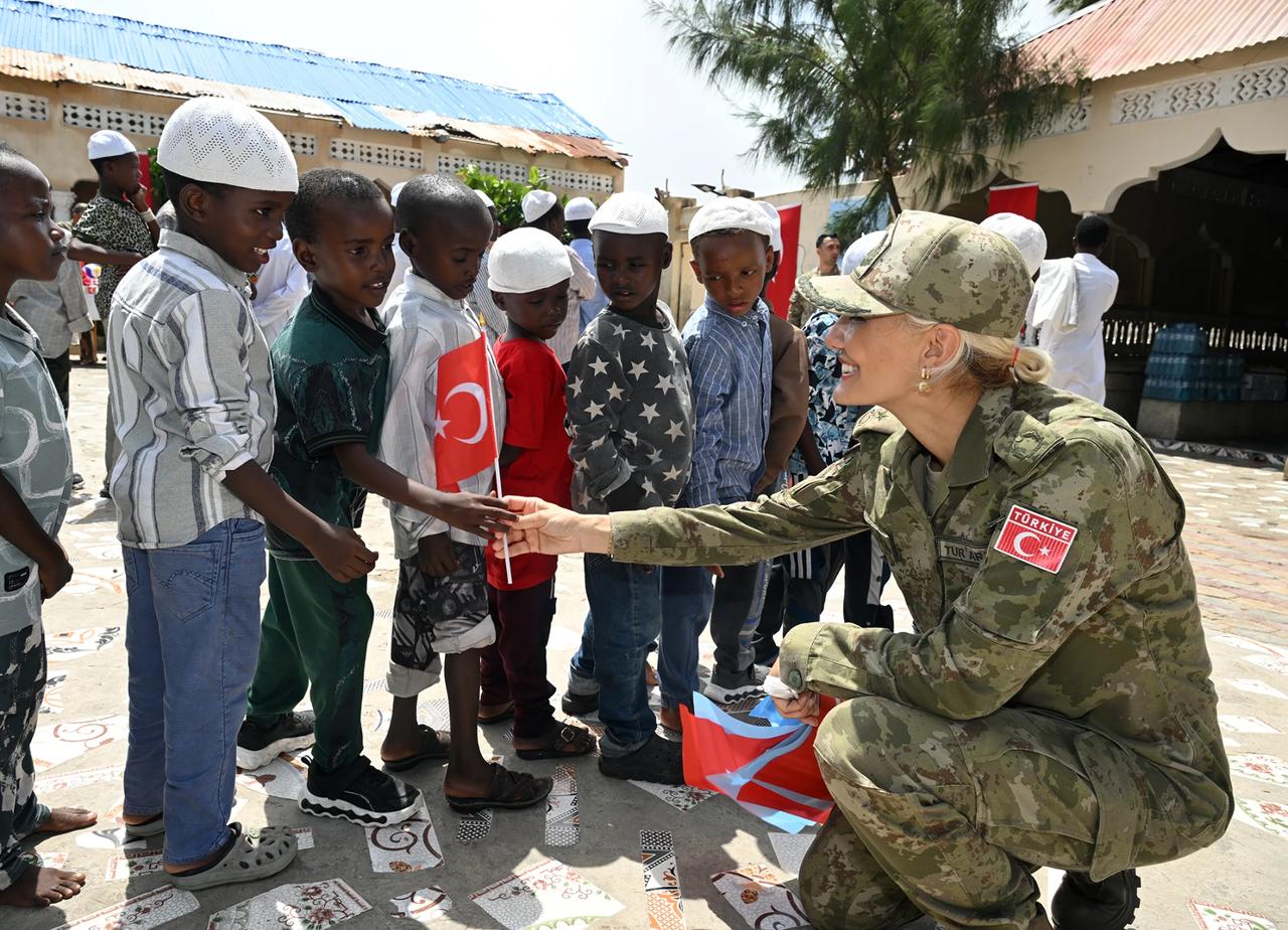 TSK, Somali'de yetim çocukların yüzünü güldürdü