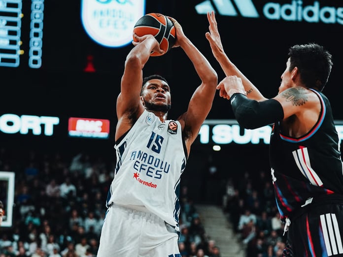 EuroLeague'de deplasmandan zaferle dönüldü: Anadolu Efes, Paris'i Larkin ve Osmani'nin oyunuyla devirdi