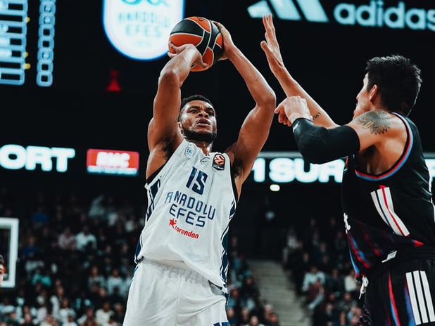 EuroLeague'de deplasmandan zaferle dönüldü: Anadolu Efes, Paris'i Larkin ve Osmani'nin oyunuyla devirdi