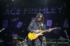 Kiss grubunun ünlü gitaristi hayatını kaybetti