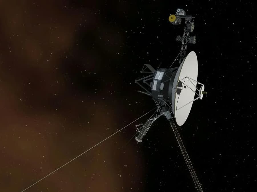 Voyager 1, 1977'den uzayda yolculuk yapıyor
