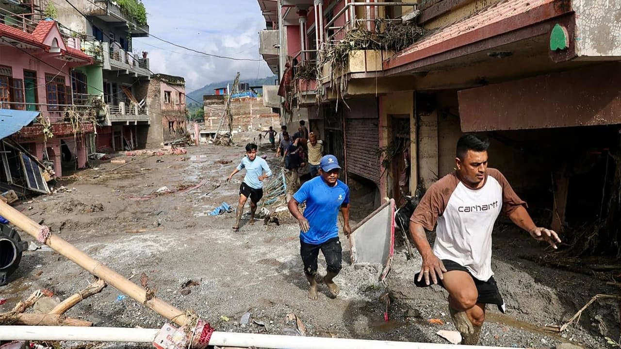 Nepal’deki sel faciasında öğretmen çocukları kurtarmak için kendini feda etti