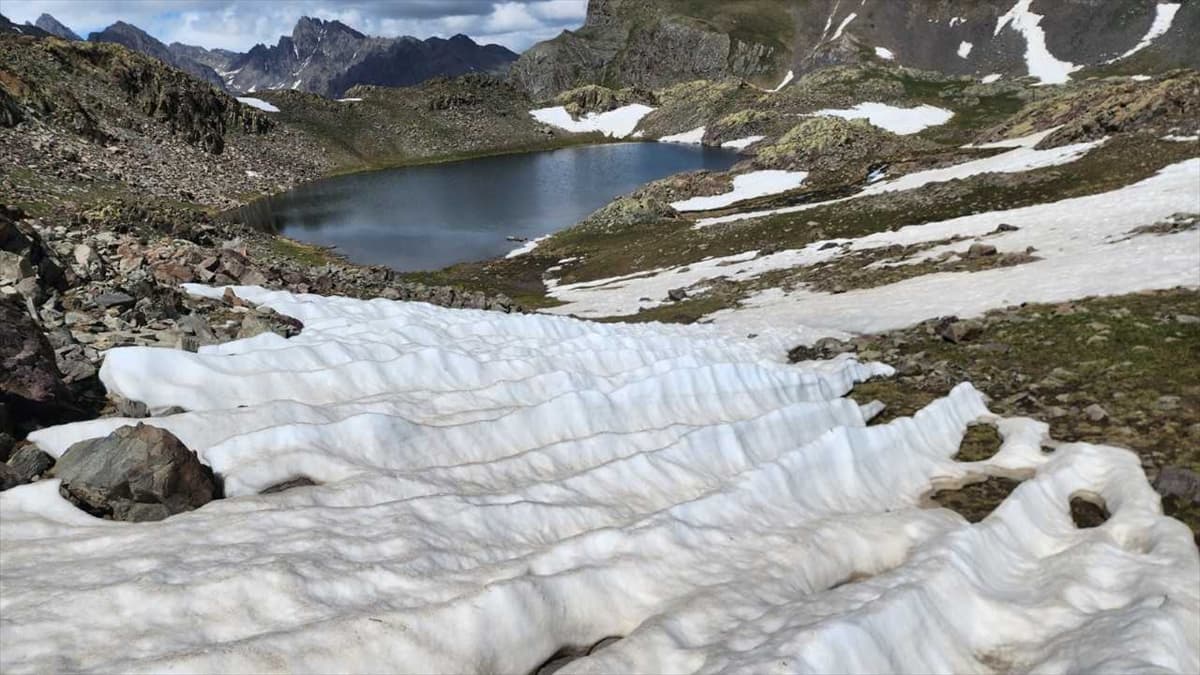 Erzurum'da 3 bin 200 rakımdaki Yedigöller'de kar ve yaz bir arada