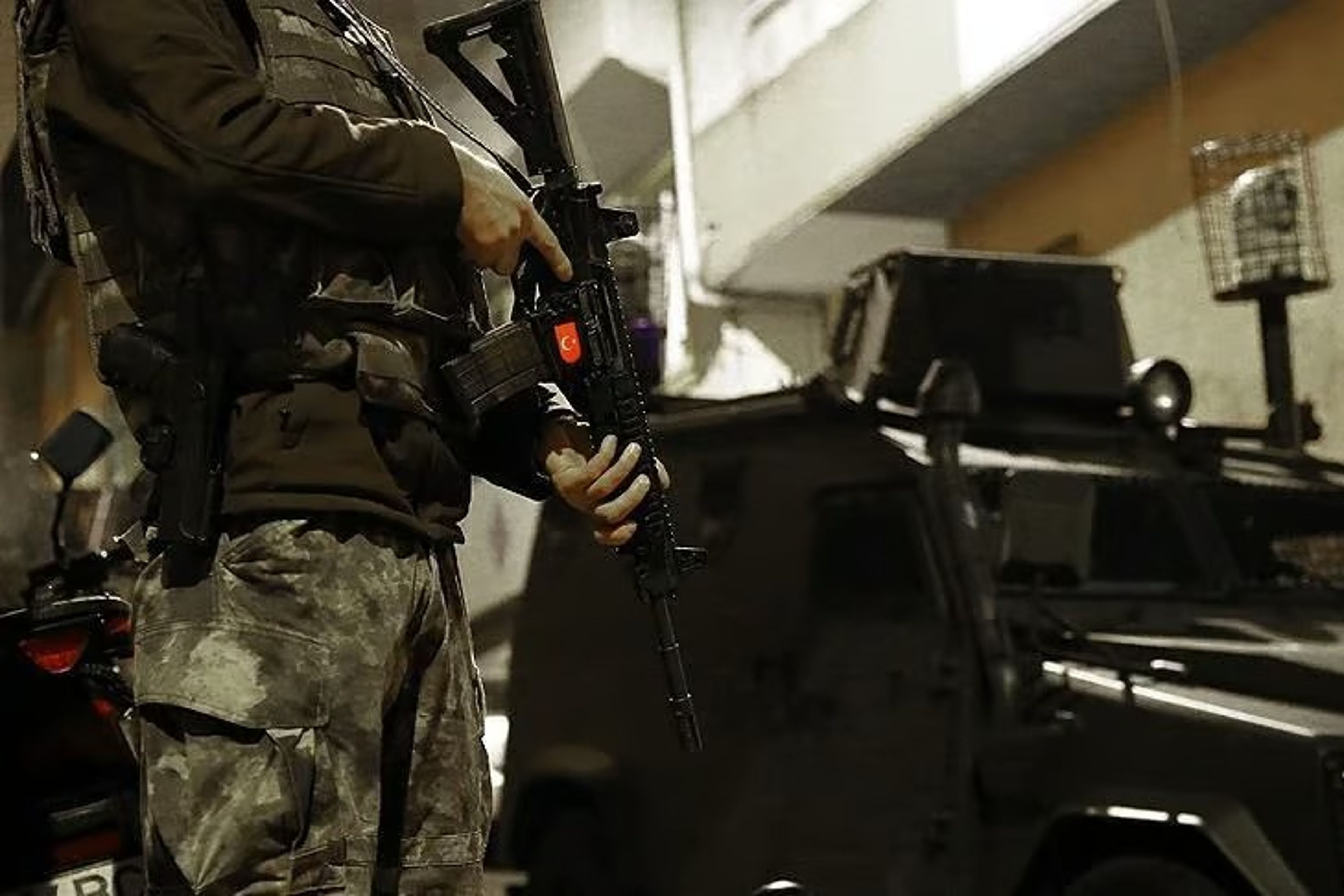 İstanbul'da DEAŞ operasyonu! Finans ağı deşifre edildi, çok sayıda silah ele geçirildi