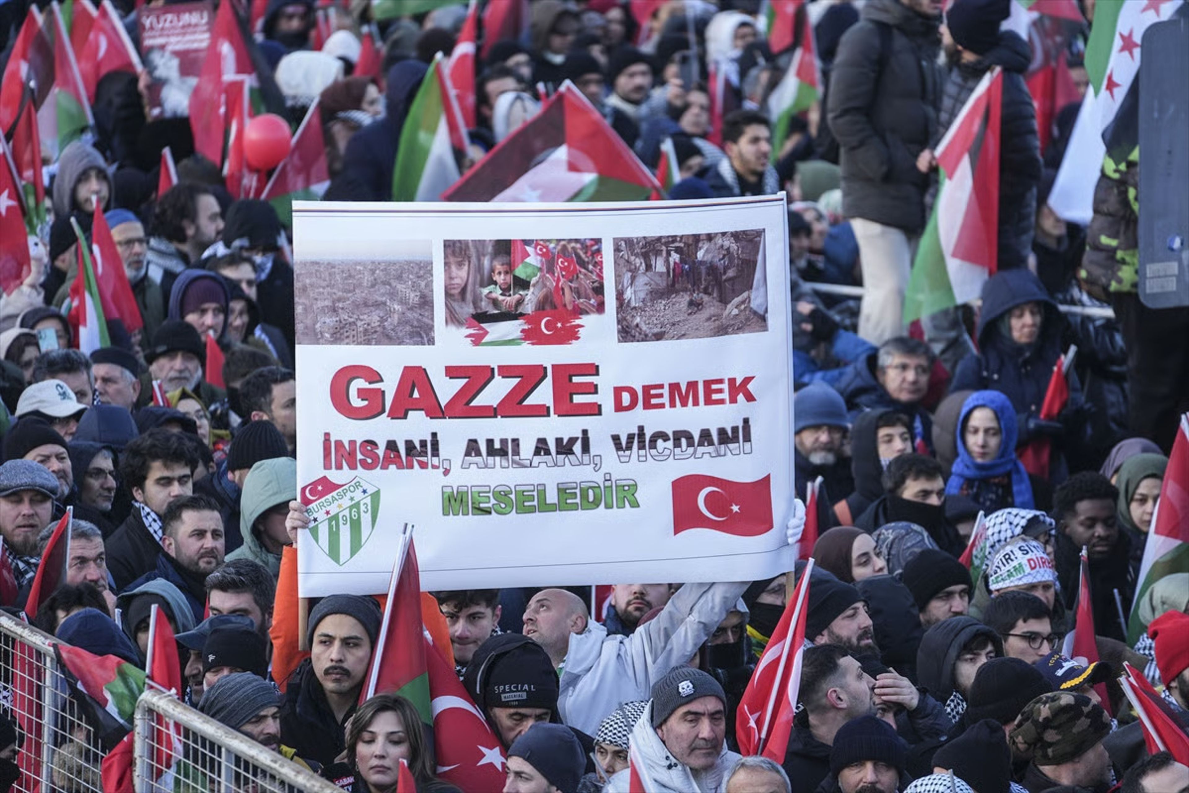 Galata Köprüsü’nde tarihi gün: Spor kulüpleri ve federasyonlar Filistin için birleşti