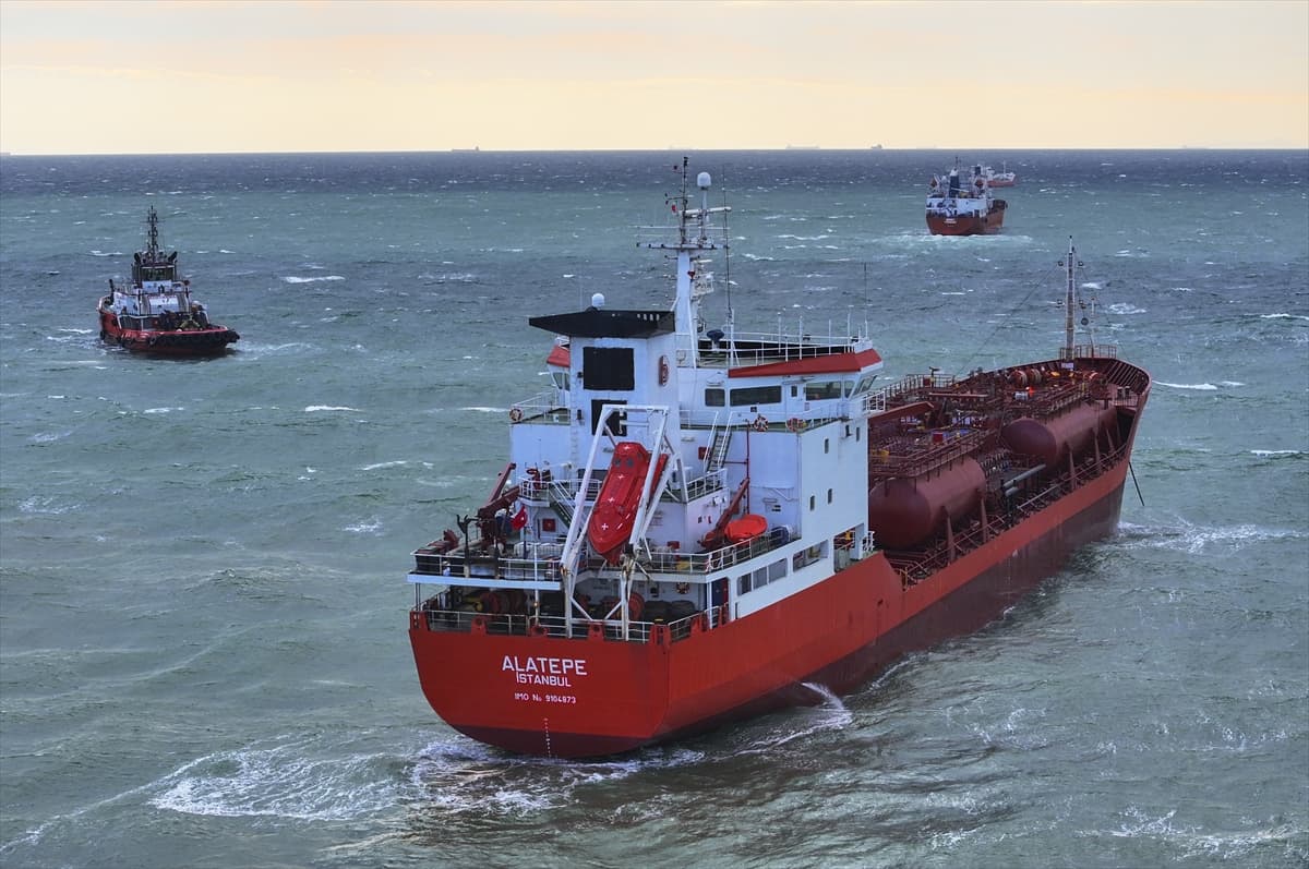 İki tankerden biri kurtarıldı: Ekipler harekete geçti 