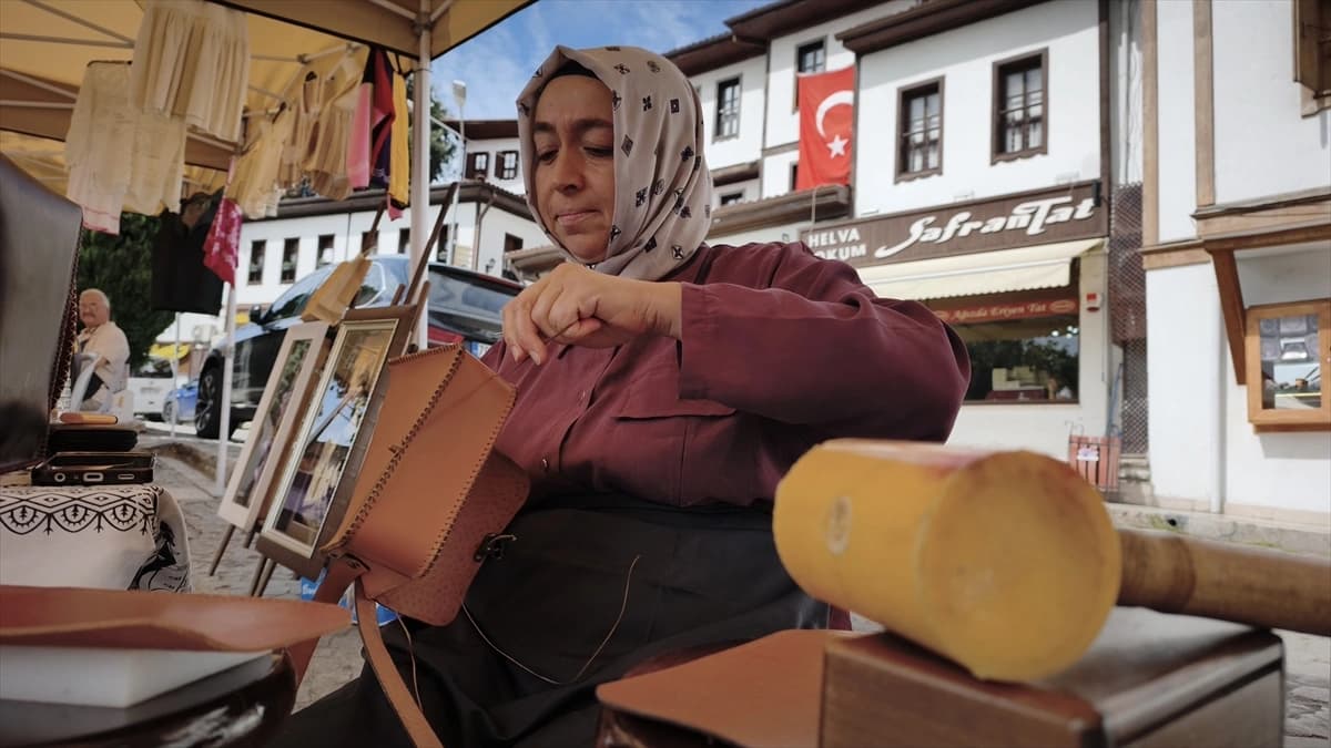 Deri ve ahşap ustaları hünerlerini gösterdi