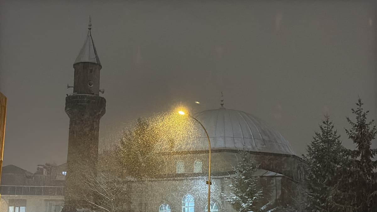 Bahar beklerken kış geri döndü: Erzurum beyaza büründü