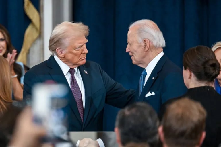 Donald Trump, Joe Biden'a geçmiş olsun dileklerini iletti. (EPA)